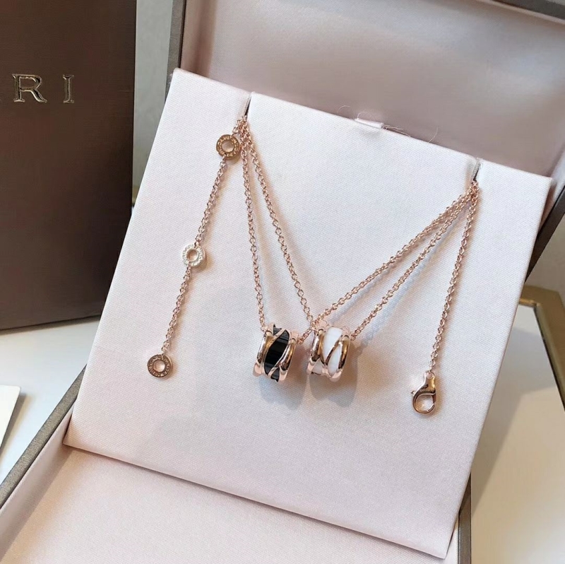 Bo*te*ga venenta necklaces